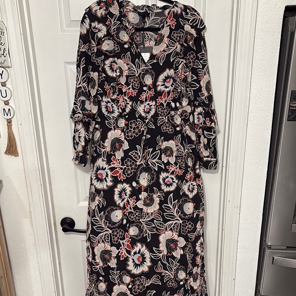 Who What Wear black  and White V-Neck Bishop Sleeve Dress
Item#3